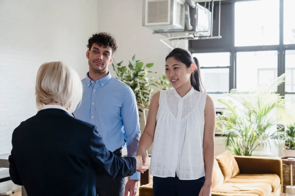 Chuyên viên tư vấn tại văn phòng